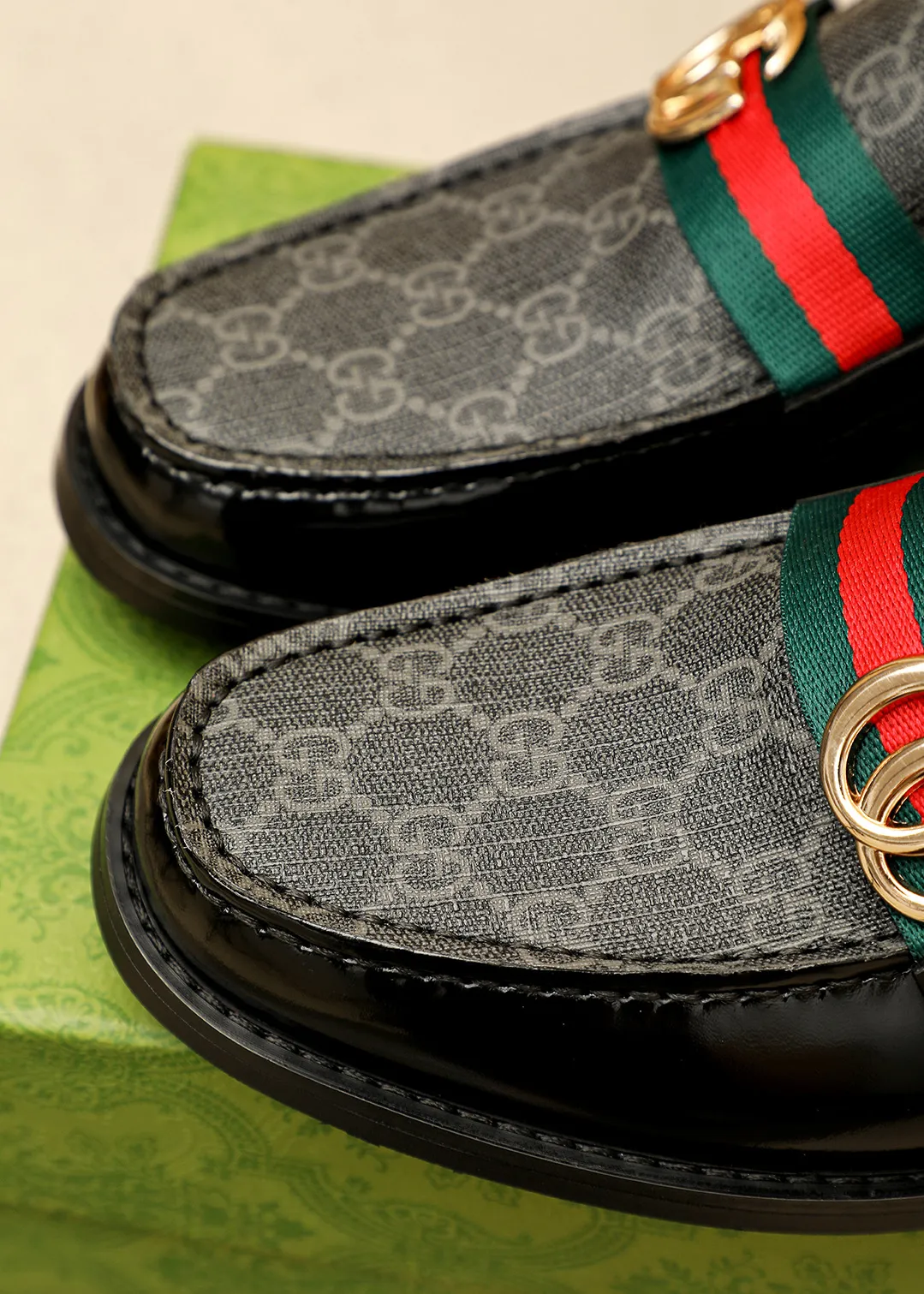 Men's shoes 💰480 💐 Product trademark: GUCCI "Gucci" casual leather shoes Regular size: 38-44 (45.46🉑️customized) Product materials: Selected imported first-layer calfskin embossed upper + luxury hardware buckle, imported water-dyed cowhide leather lining. Strong three-dimensional visual effect, original outsole color: 2 colors available